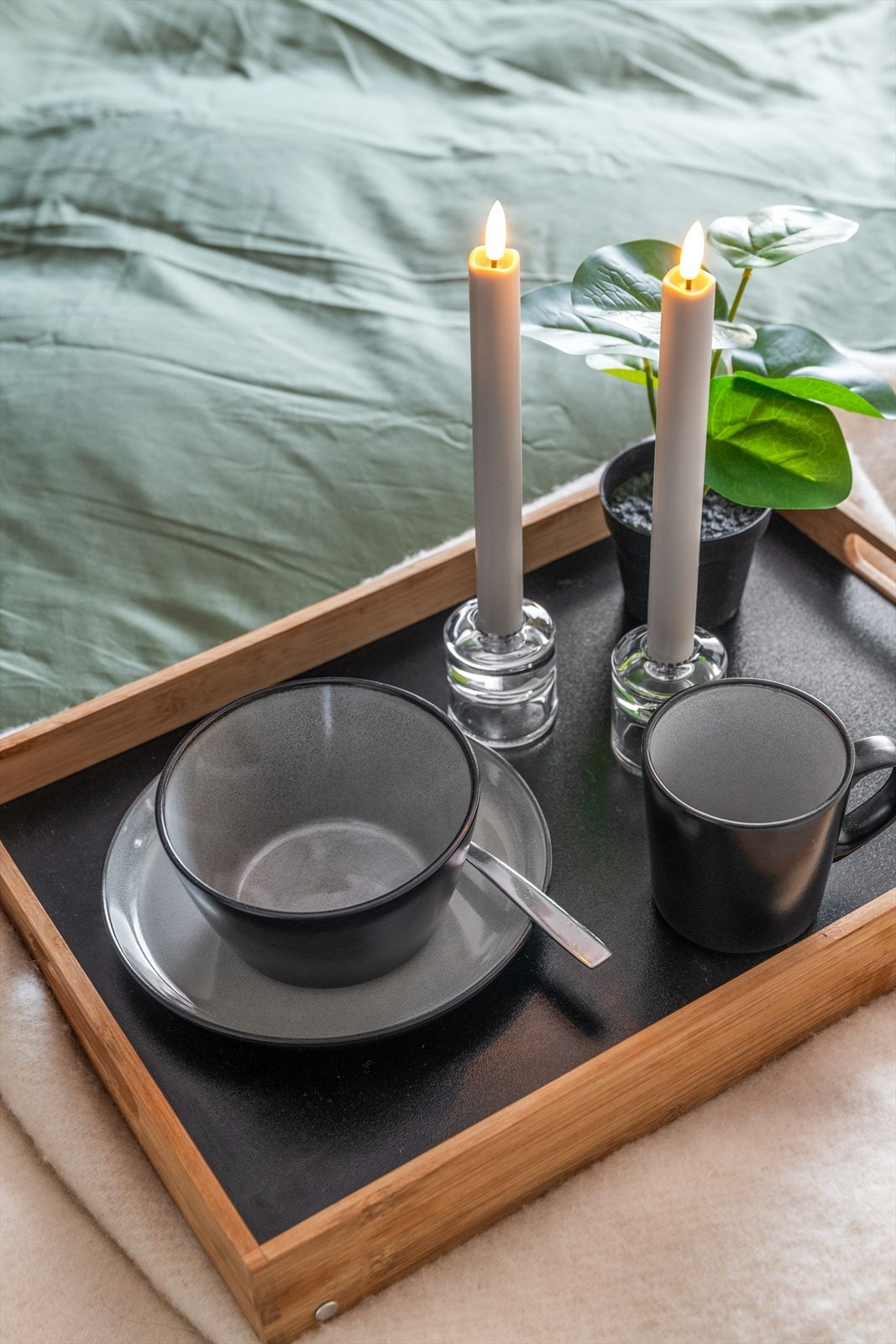 Overflater på soverommene består av laminat på gulv, malt tapet på vegg og malt himling. Galleribilde