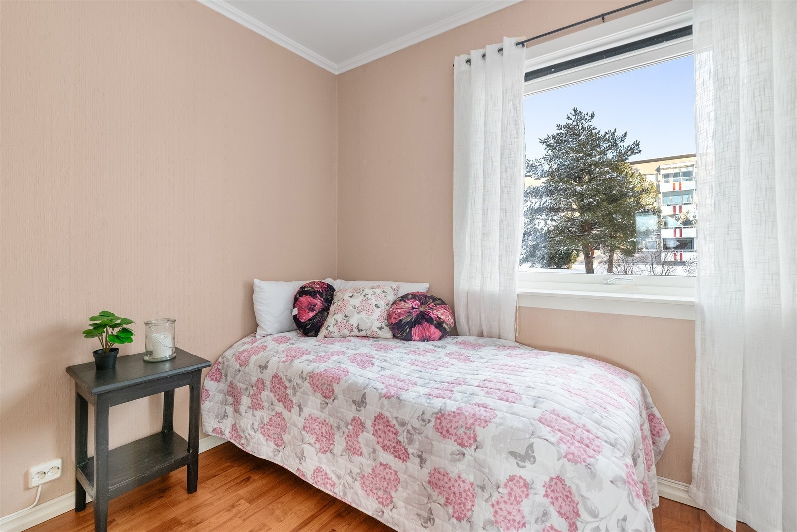 Det er godt med oppbevaringsplass for klær på soverommene ved plassbygde garderobeskap. Galleribilde