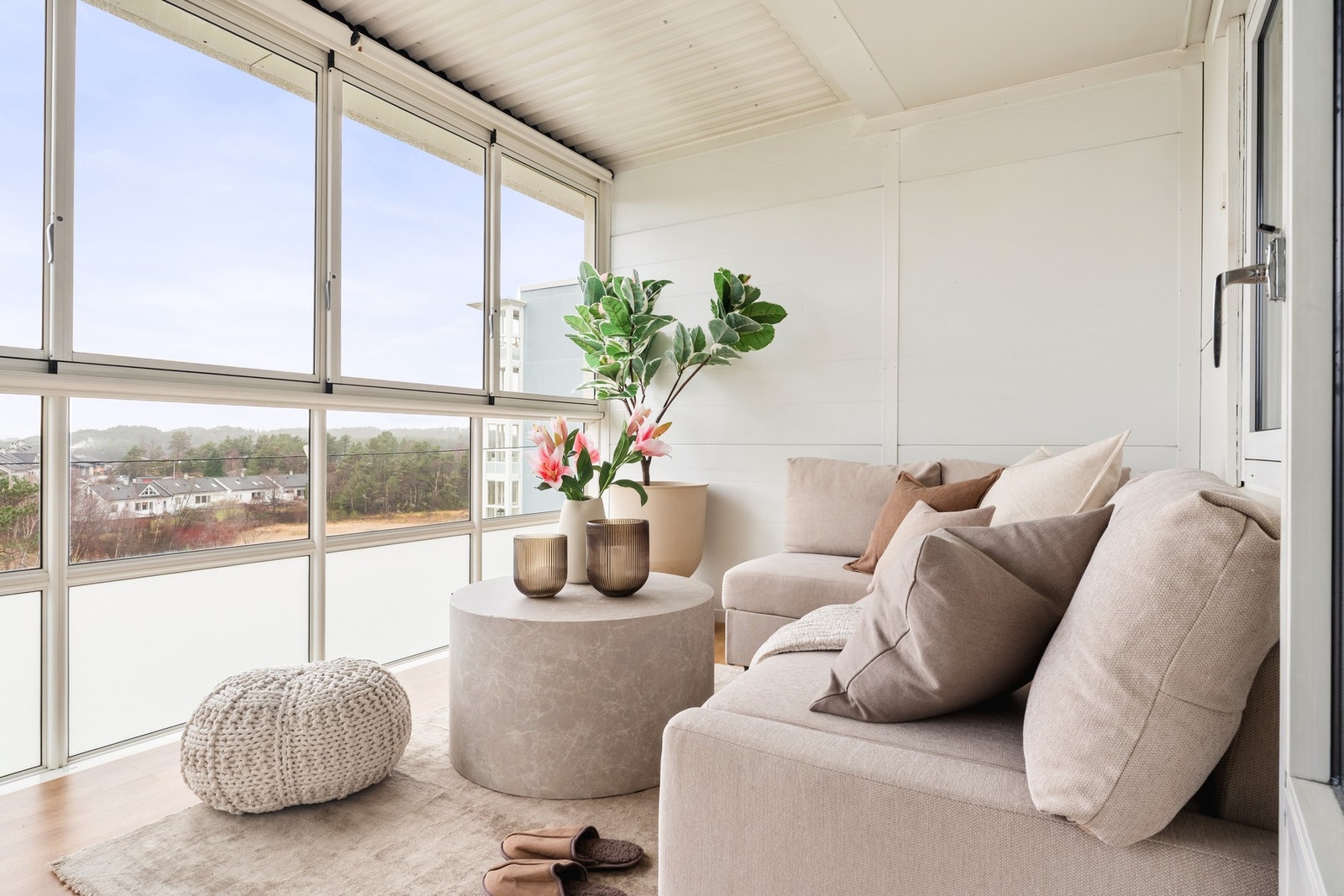 Balkongen ligger vestvendt og nyter av gode solforhold og utsikt over nærområdet. Galleribilde