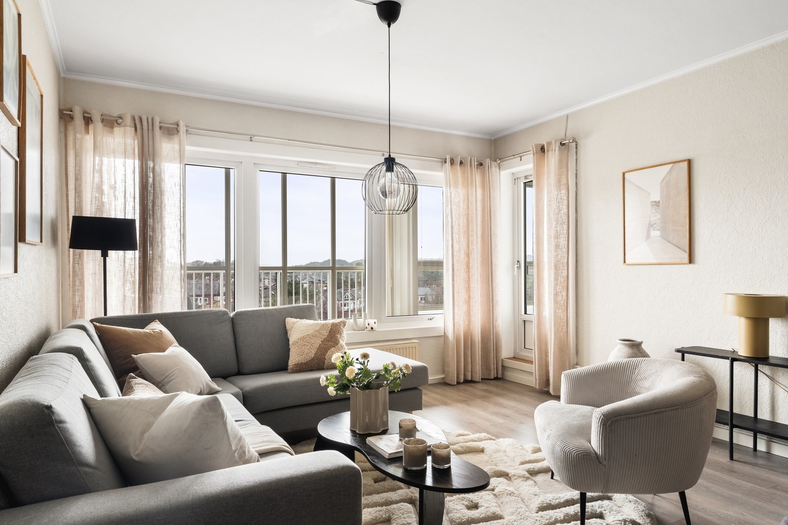 Fra stuen er det utgang til inglasset balkong. Galleribilde