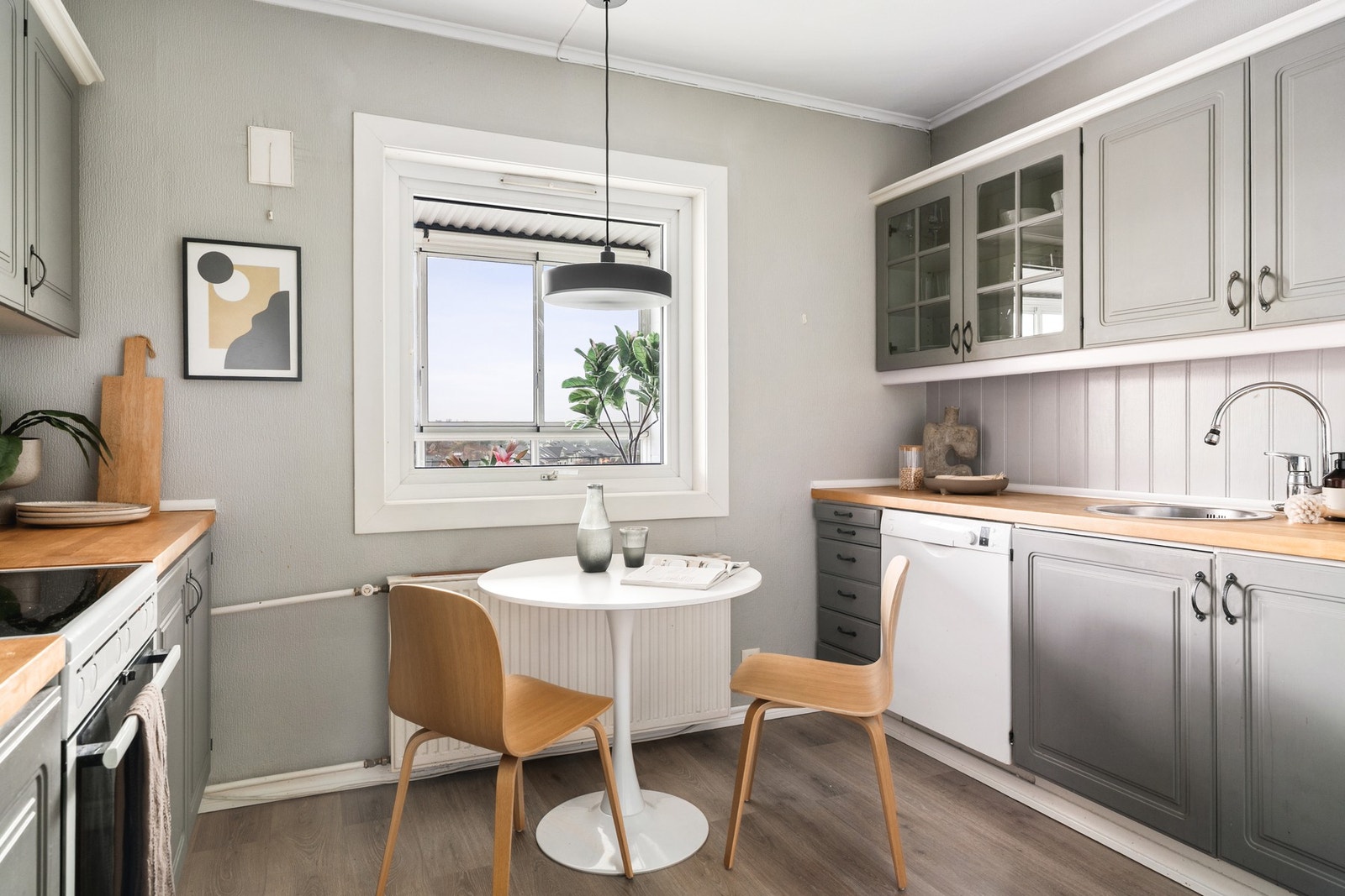 Kjøkkenet ligger i et eget rom og har god plass til et frokostbord. Galleribilde