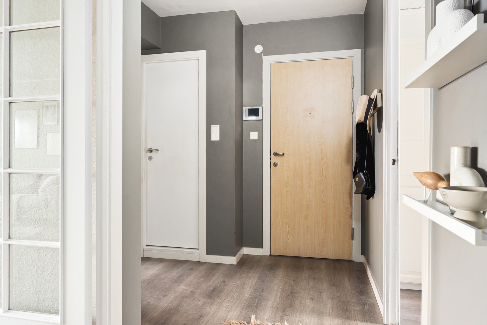 Velkommen inn - Fra entré er det tilkomst til alle leilighetens rom! Galleribilde