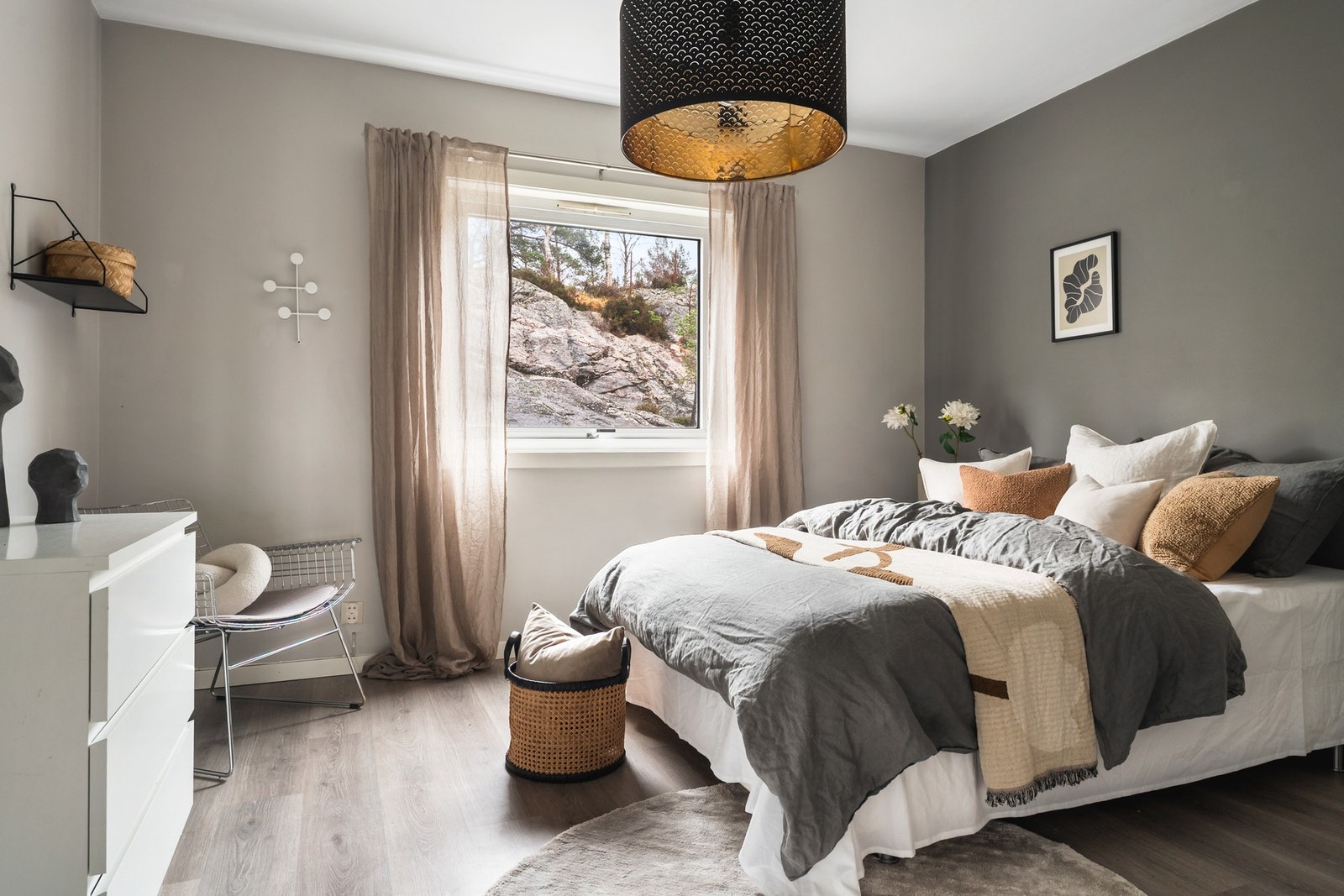 Hovedsoverommet har god plass til både dobbeltseng og ekstra garderobeløsning. Galleribilde