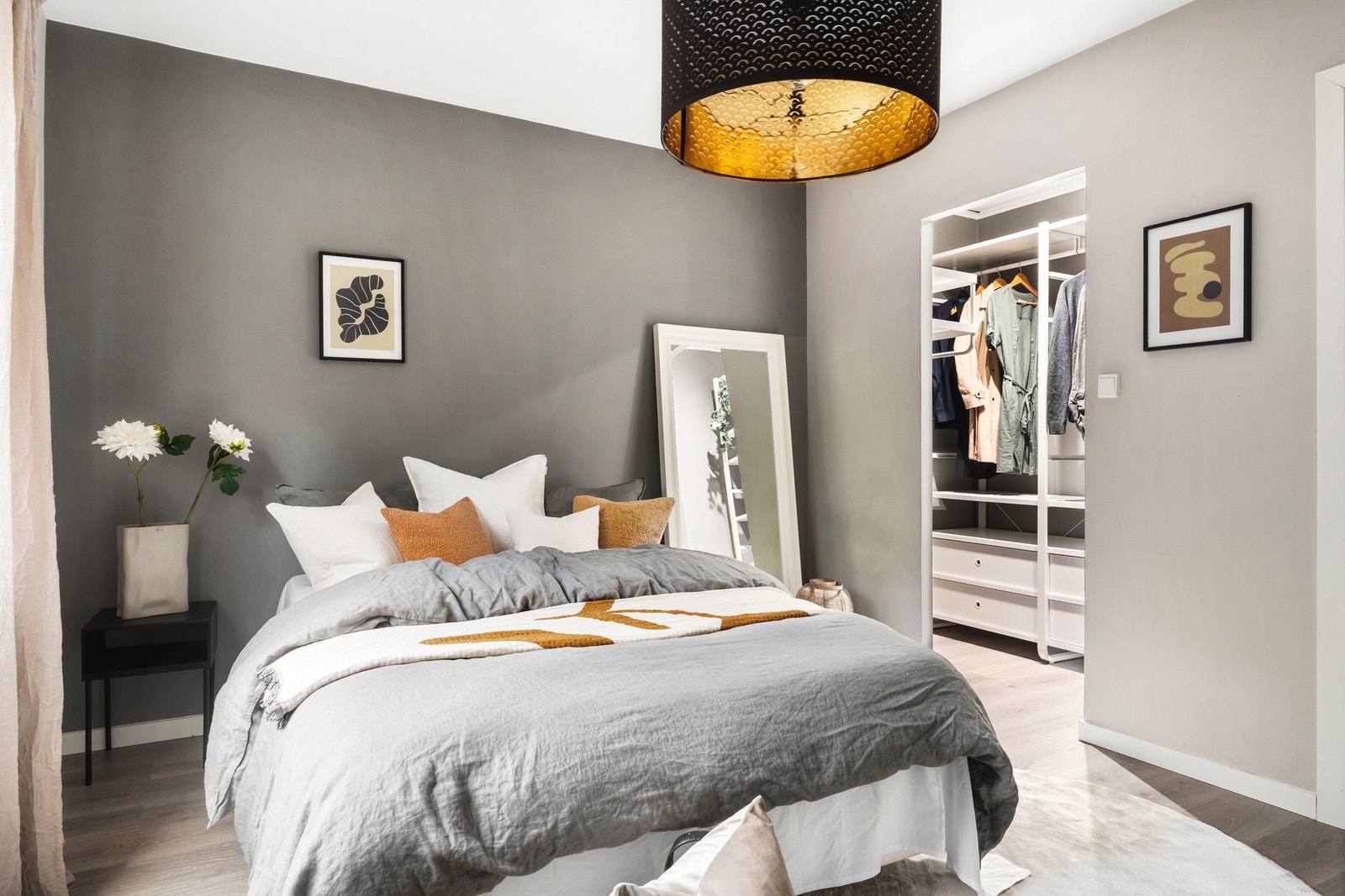 Fra soverommet har du tilkomst til en walk-in garderobe med mye lagringsplass Galleribilde