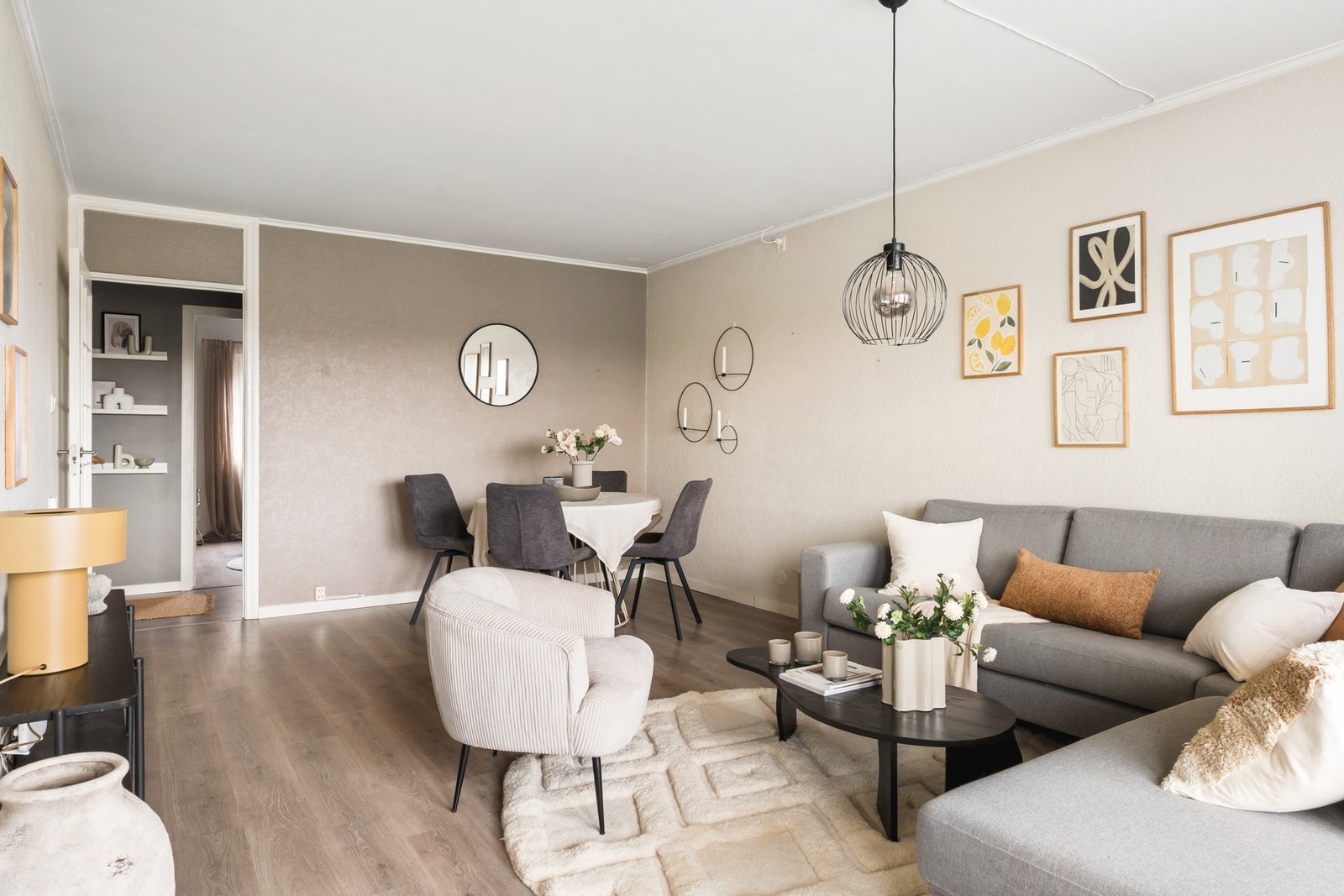 Stuen er malt i behagelige fargenyanser. Galleribilde