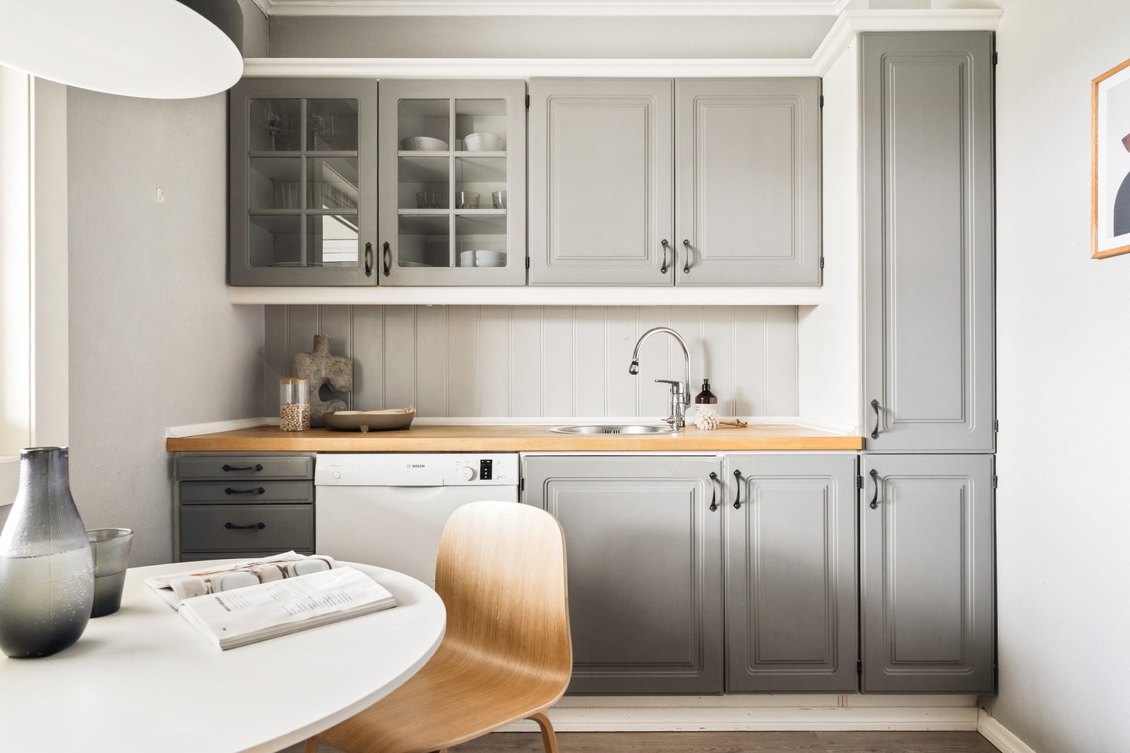 Kjøkkenet har profilerte fronter, benkeplate i heltre og stålvask. Galleribilde