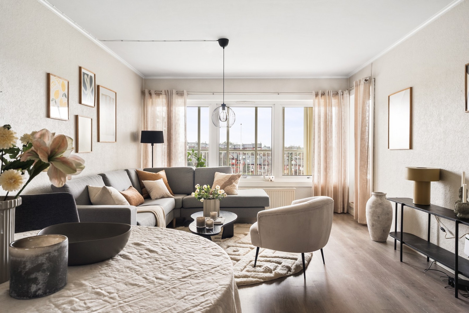 Stuen måles til 22,2 kvm. og domineres av store vindusflater som slipper inn godt med naturlig lys. Galleribilde