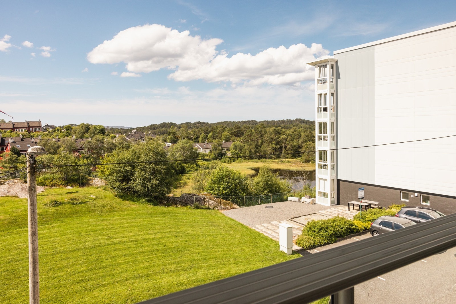 Fri utsikt mot grøntarealer og nærområdet Galleribilde