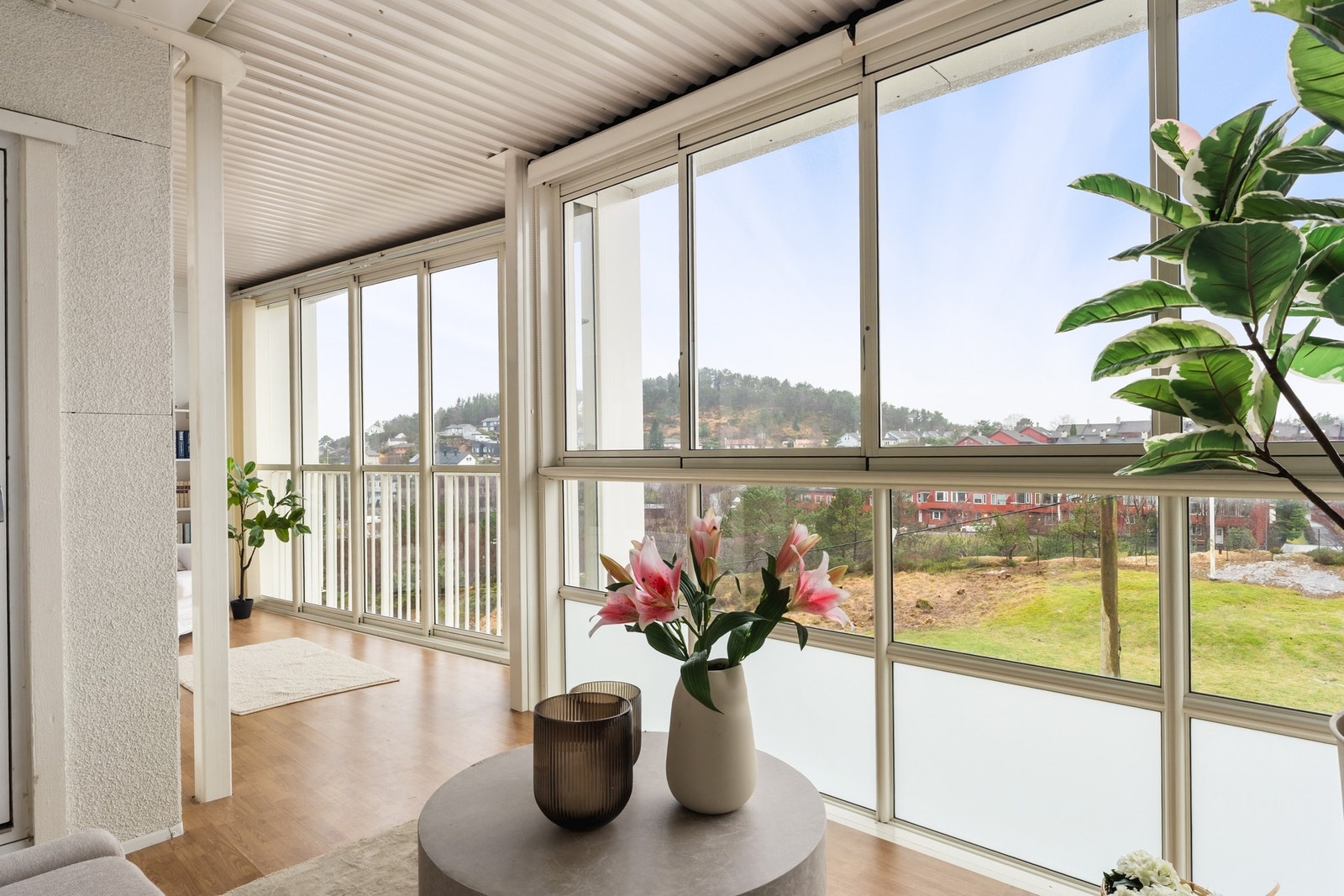 Svært god størrelse på 16,4 kvm gir mulighet for møblering i flere soner. Galleribilde