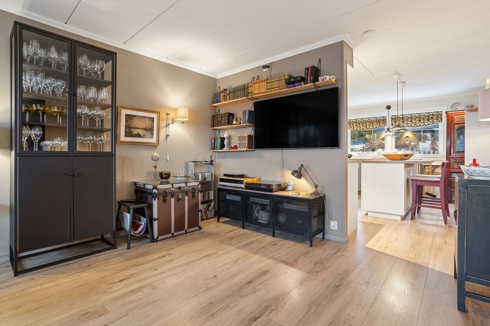 Stuen har flere møbleringsmuligheter. Galleribilde