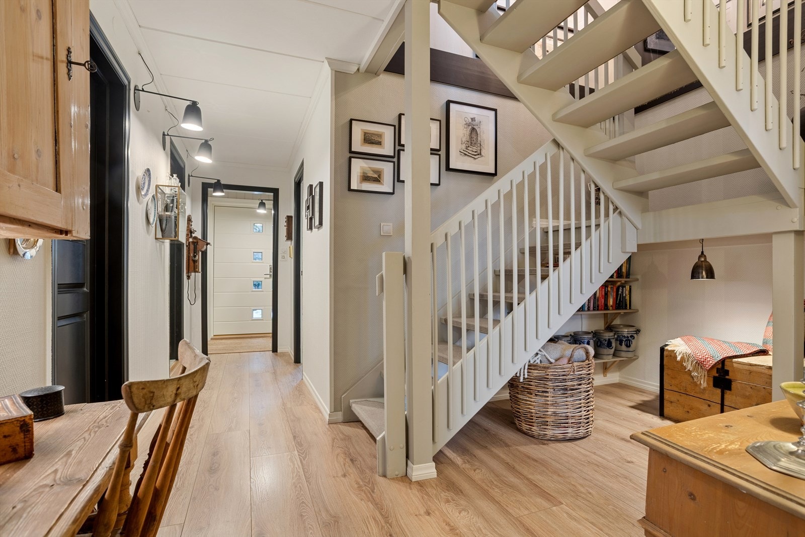 Det er lagt laminat på gulvet. Galleribilde