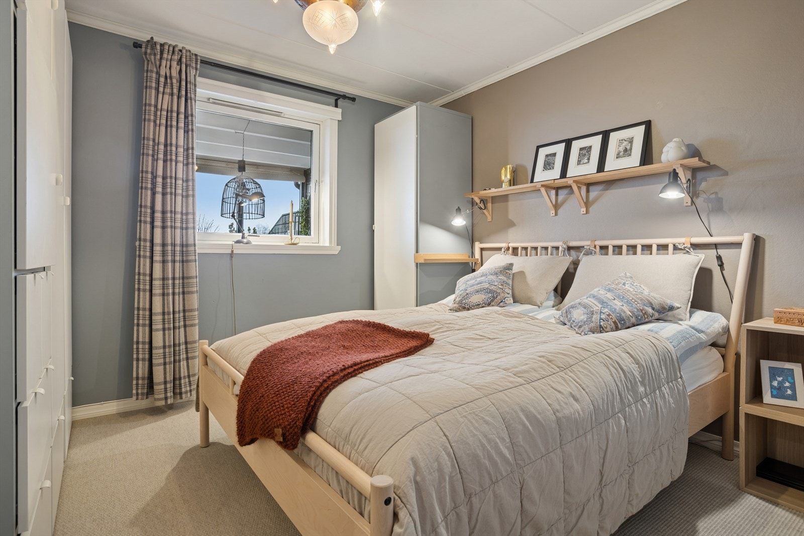 Hovedsoverommet har god plass til dobbeltseng og tilhørende møblement. Soverommet har også god garderobeplass. Galleribilde