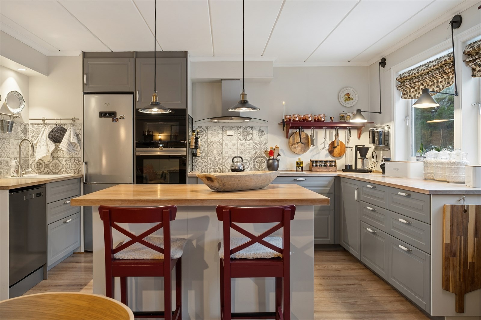 Kjøkkenet har en innredning fra IKEA med profilerte fronter og en benkeplate i heltre med nedfelt vaskekum. Galleribilde