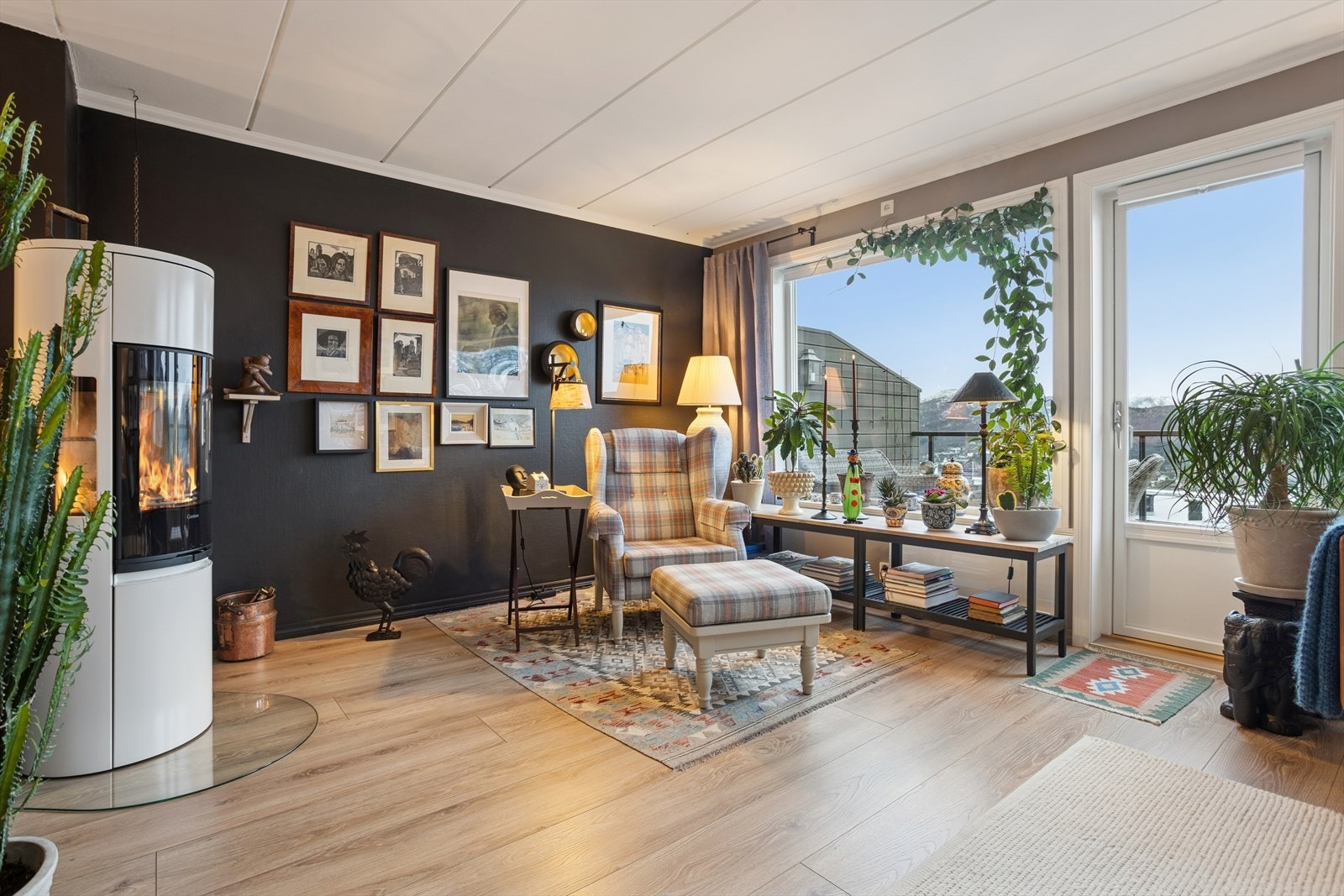 Fra stuen er det utgang til en fin uteplass. Galleribilde