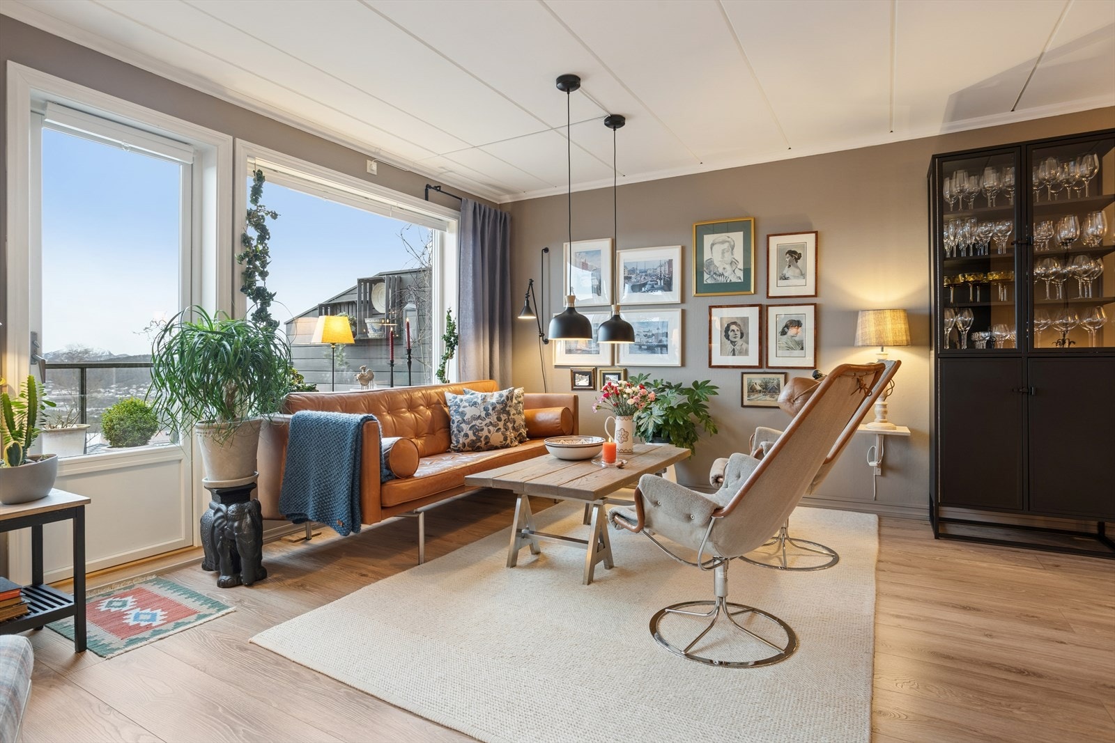 Boligen har en lys og romslig stue med god plass til møblering i flere soner. Galleribilde