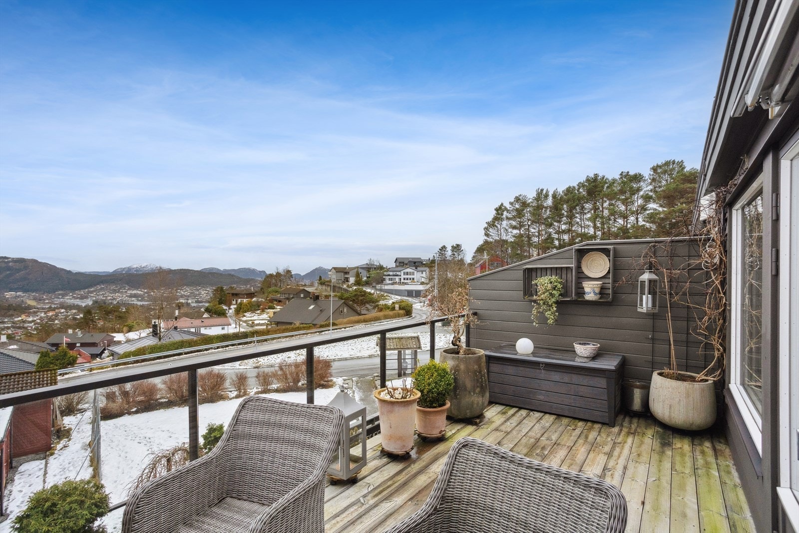 Det er montert markise på altanen. Galleribilde