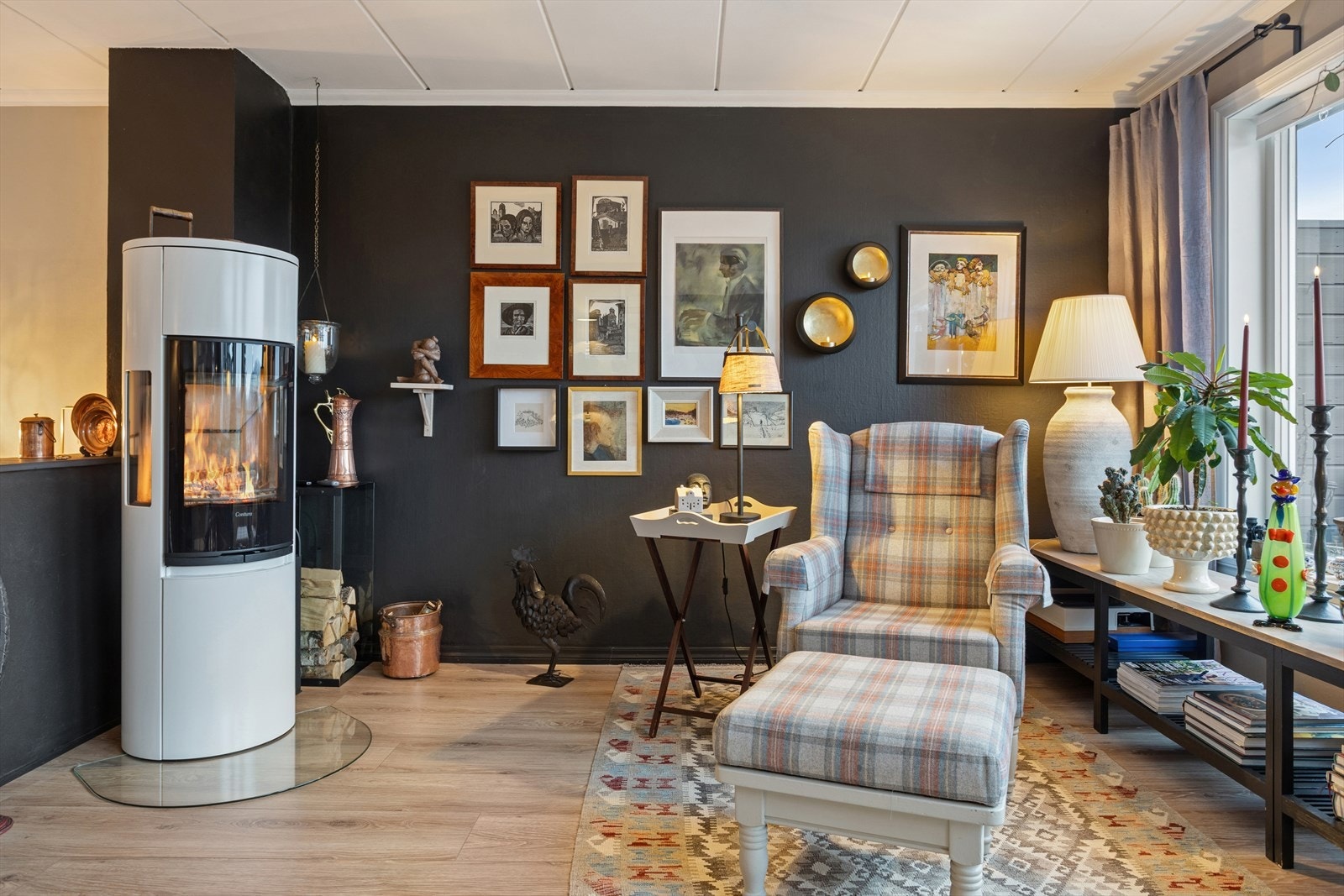 Det er montert et fint ildsted som sørger for lun varme og knitrende god stemning på kalde dager. Galleribilde