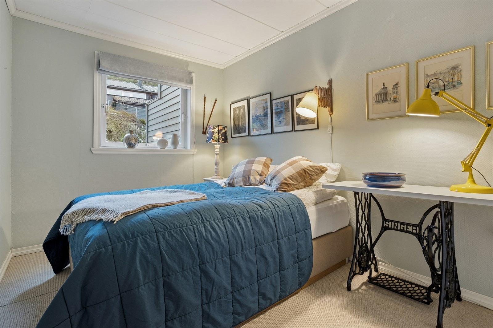 Soverom 2 er også romslig, og har plass til både seng, garderobeskap og annen ønsket møblering, f.eks skrivebord. Galleribilde