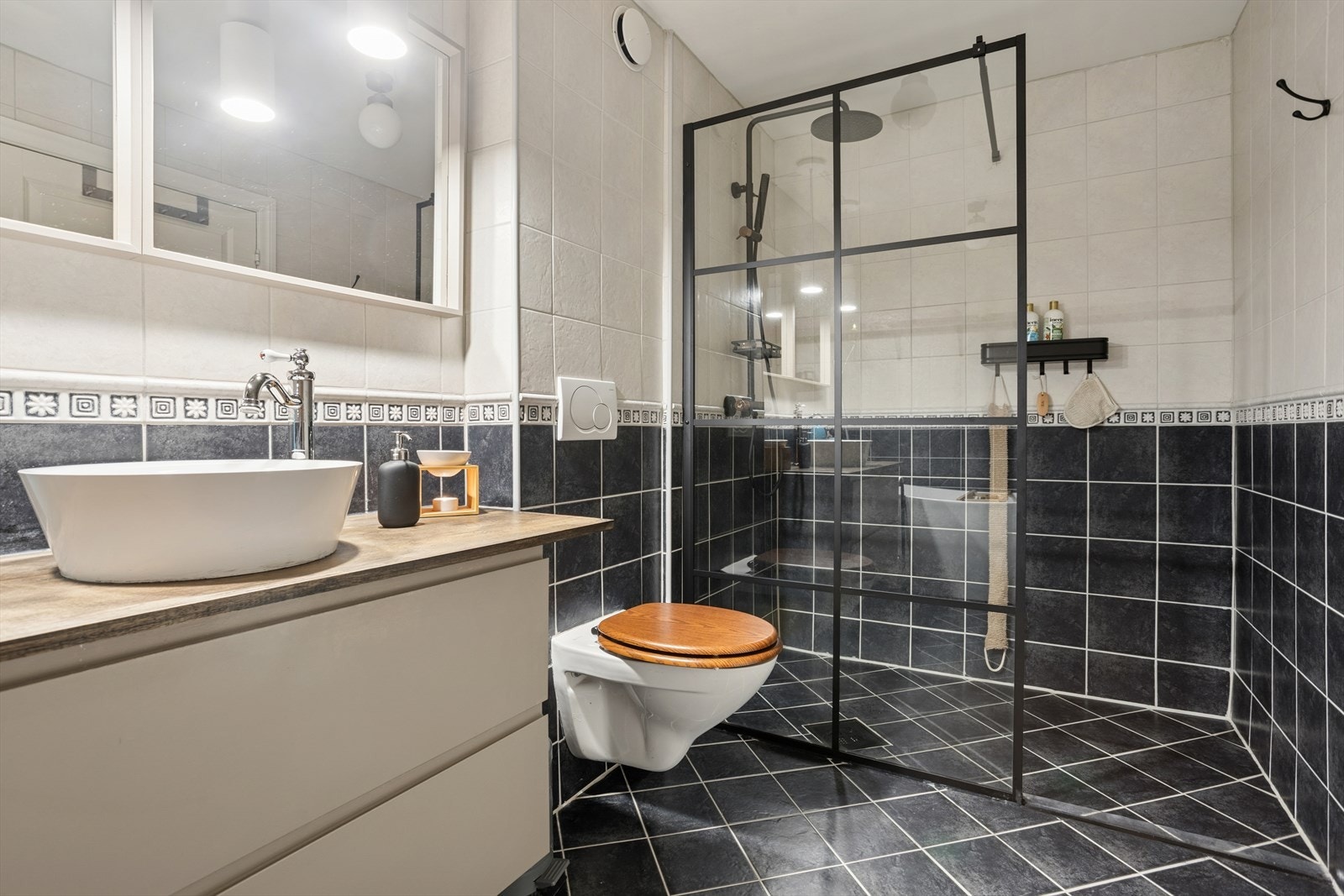 Badet er fra 2011 og har flislagte overflater på vegger og gulv, samt malt himling. Galleribilde