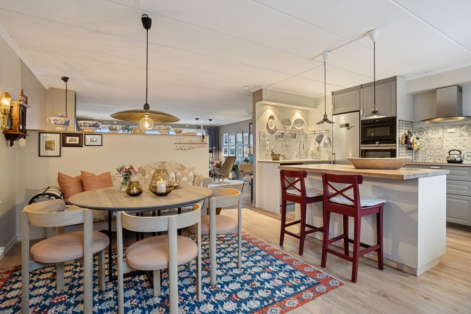 Der spisestuen er i dag var det opprinnelig et soverom. Denne løsningen er reversibel, dersom det skulle være behov for et ekstra soverom. Galleribilde