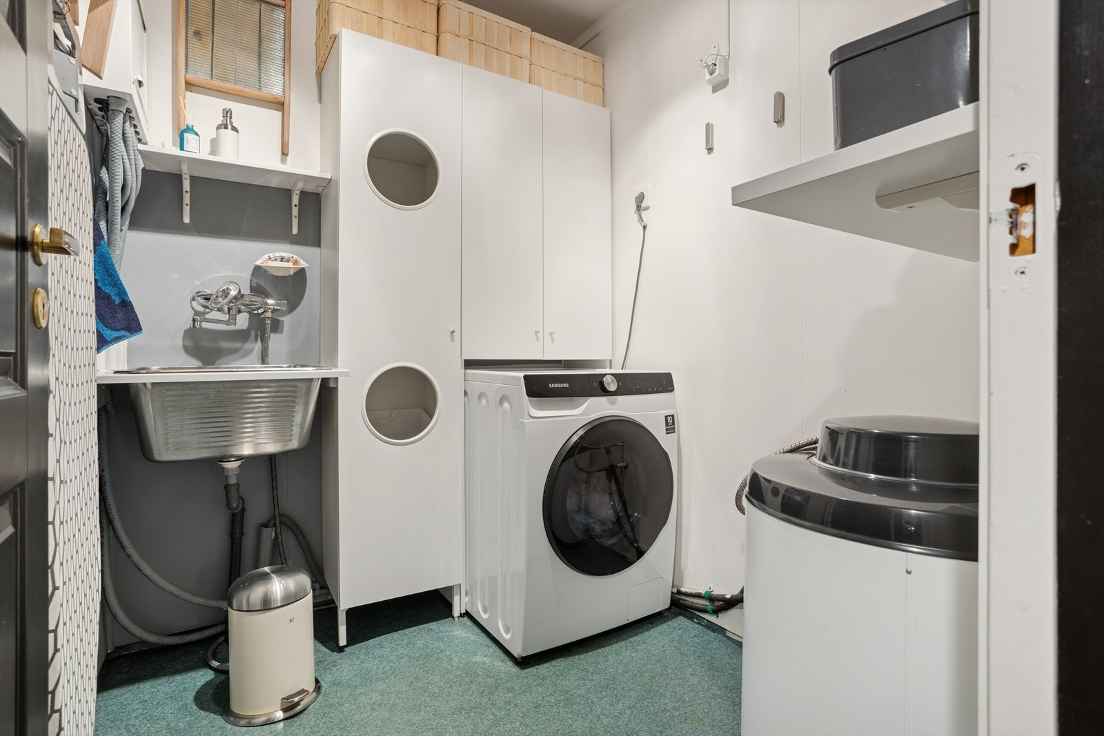 Vaskerommet har malte plater på veggene, malte himlingsplater og vinylbelegg på gulvet. Galleribilde