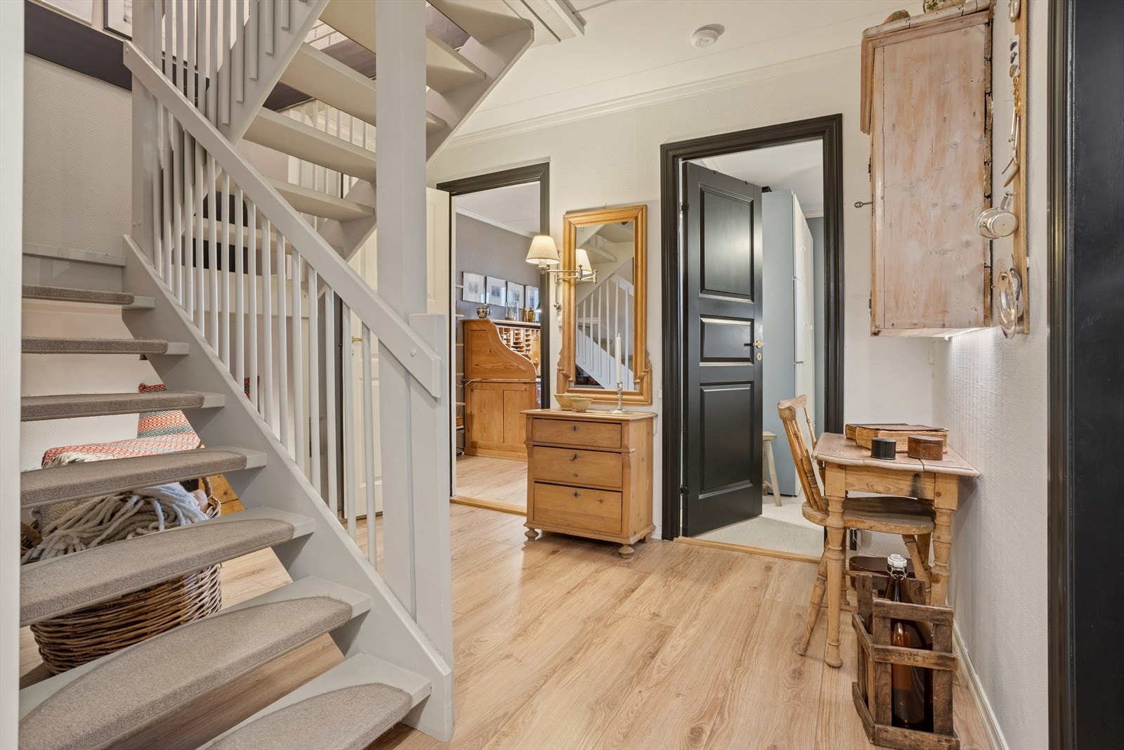 Boligen har en lys og luftig gang med trapp opp til andre etasje. Galleribilde