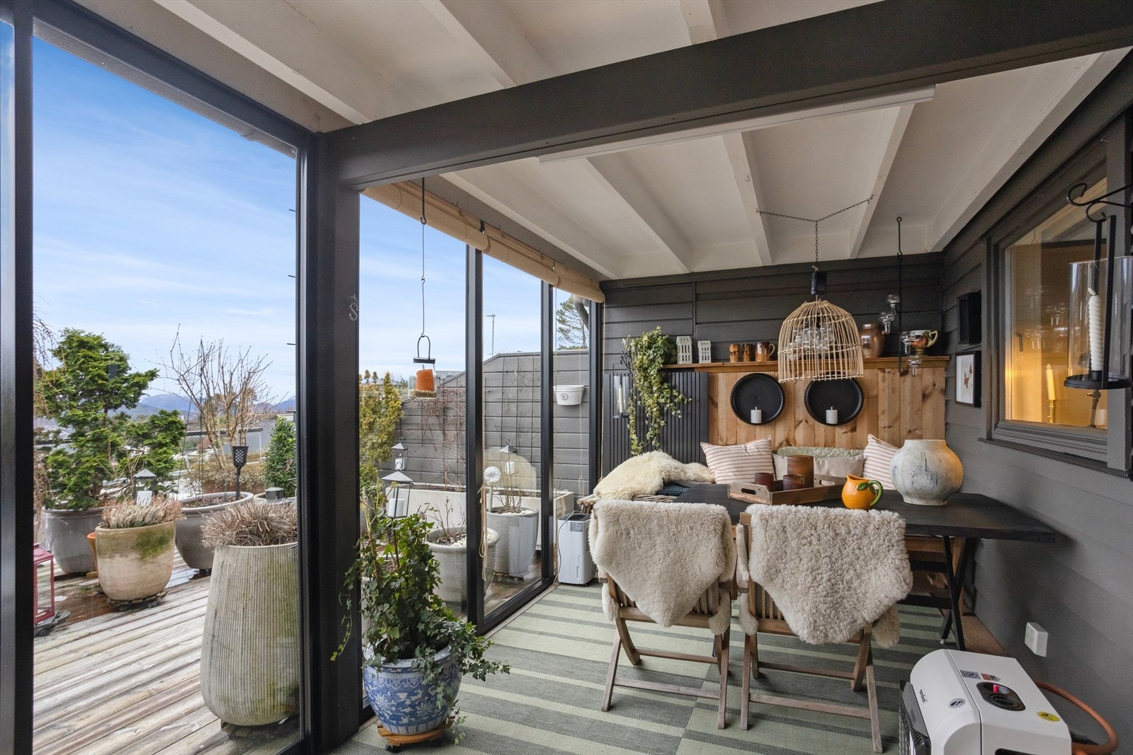 Fra kontoret er det utgang til en innebygget terrasse. Galleribilde