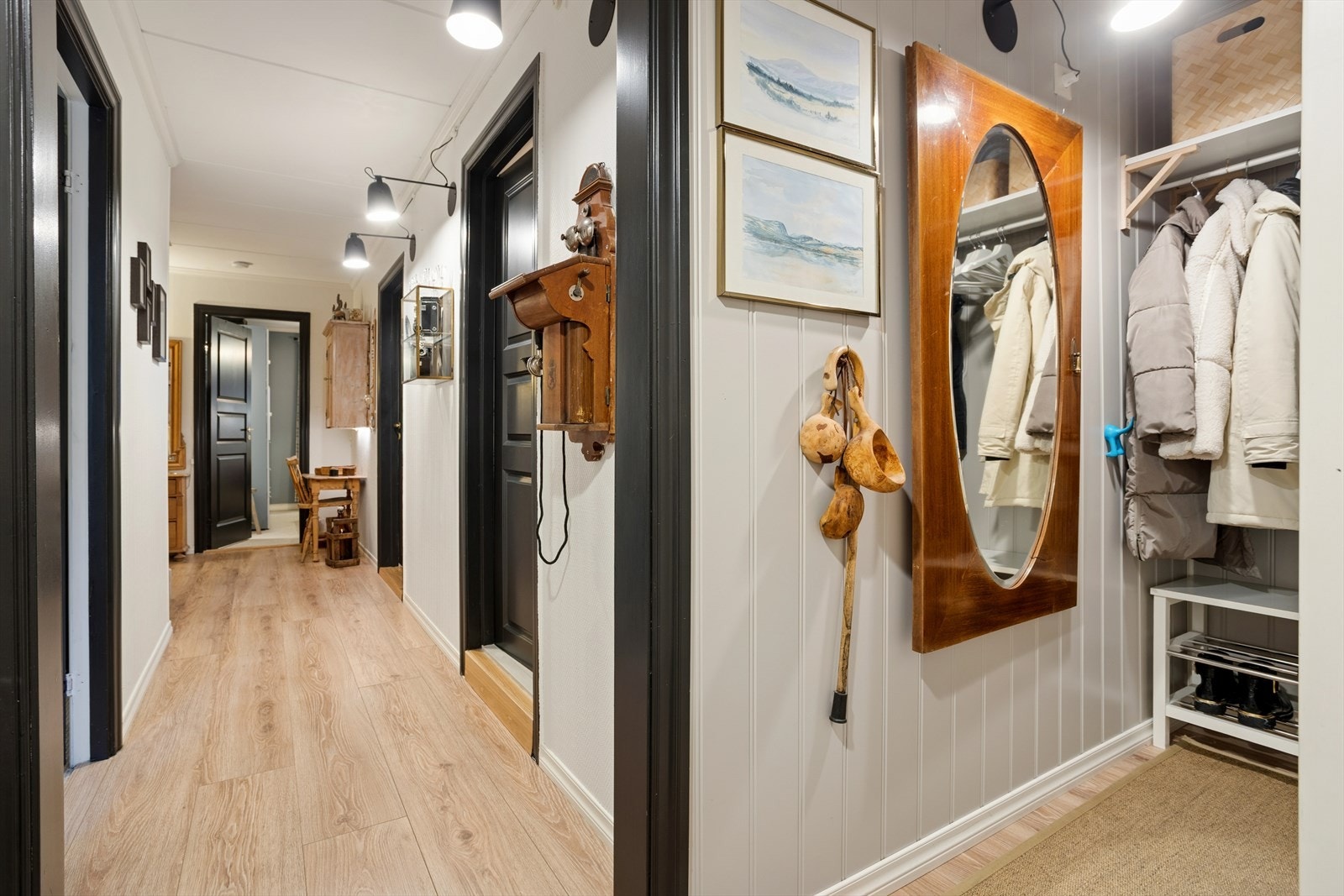 Velkommen inn! I entréen er det god plass til oppheng av yttertøy, og det er adkomst videre til boden. Galleribilde