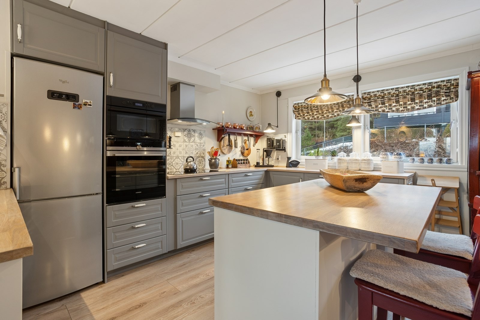 Rommet er utstyrt med integrert komfyr, mikrobølgeovn, keramisk platetopp, oppvaskmaskin og kjøleskap. Galleribilde