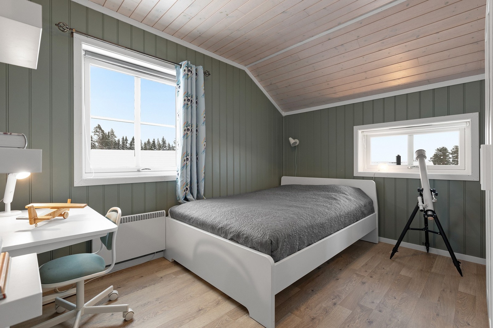 Soverom II, malt mdf-plater og behandlet himling. Samme gulv som resten av huset. Galleribilde