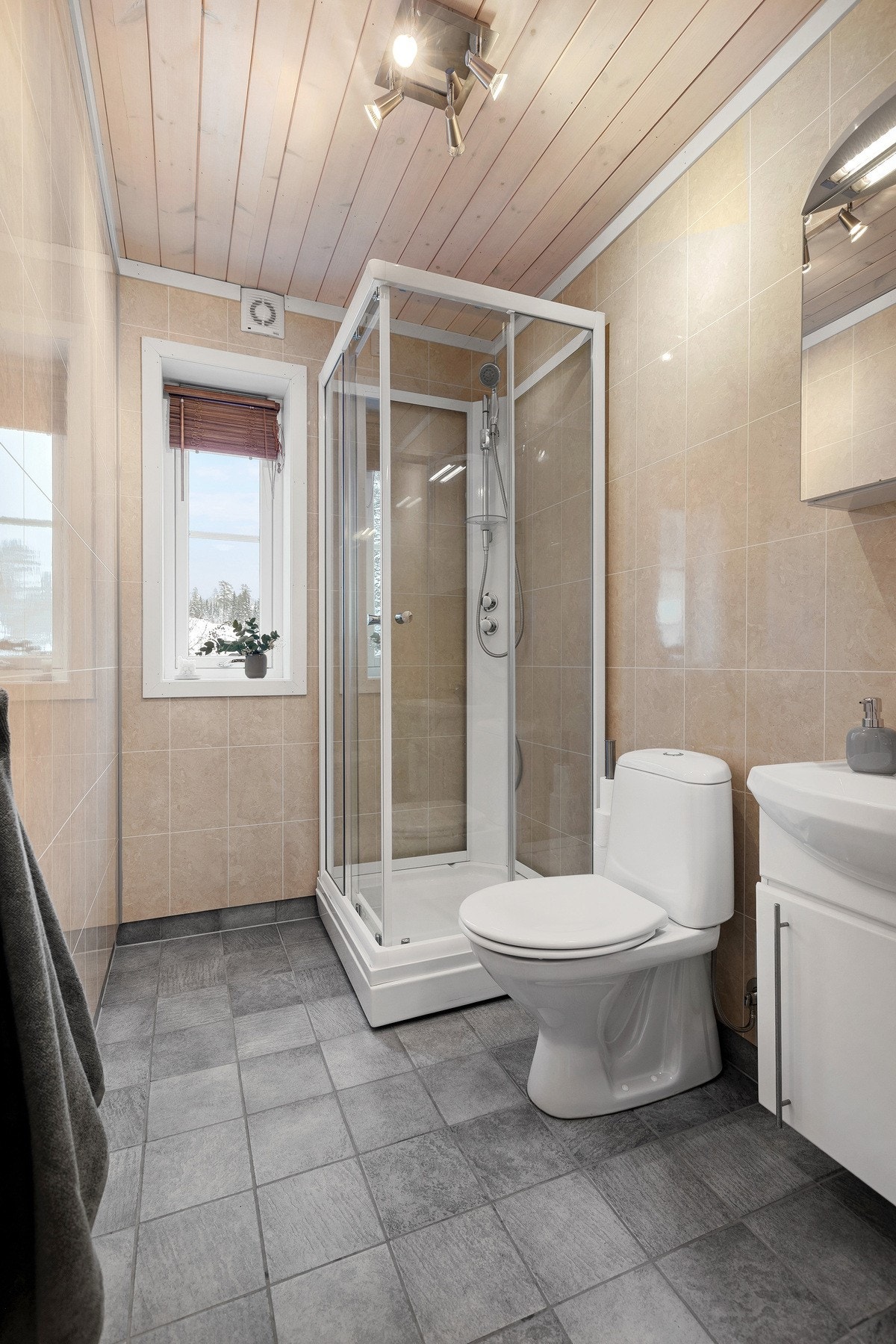 Det er to bad/wc i boligen. Dette er badet i første etasje. Flislagt gulv med varmekabler, våtromsplater på vegg og behandlet himling. Innredning, toalett og dusjkabinett. Galleribilde