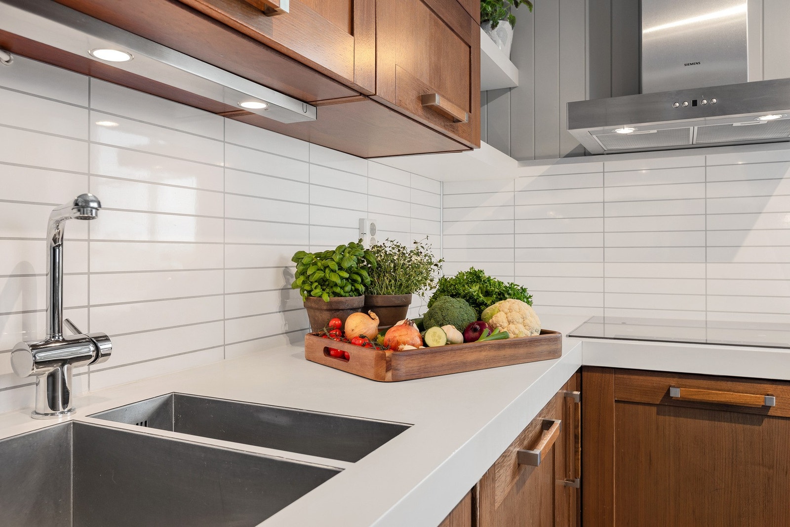 Belysning over underskapet. Kitchenboard over laminat benkeplate. Galleribilde