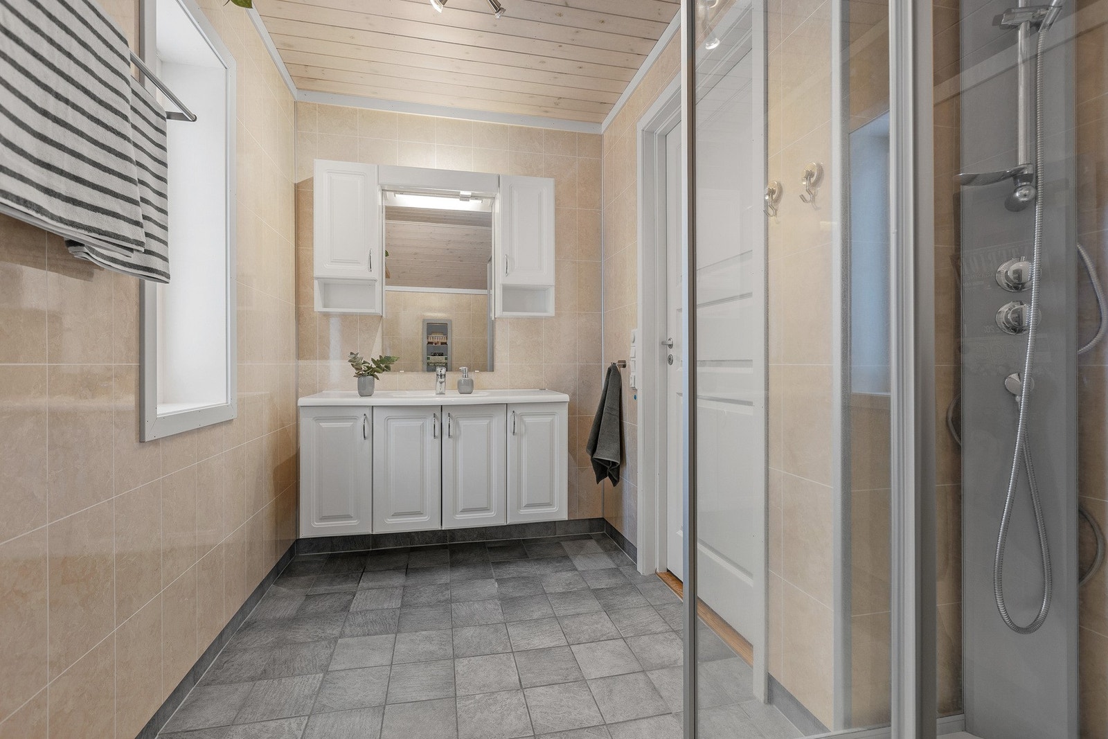 Badet i 2.etasje i samme stil som badet i 1.etasje Galleribilde