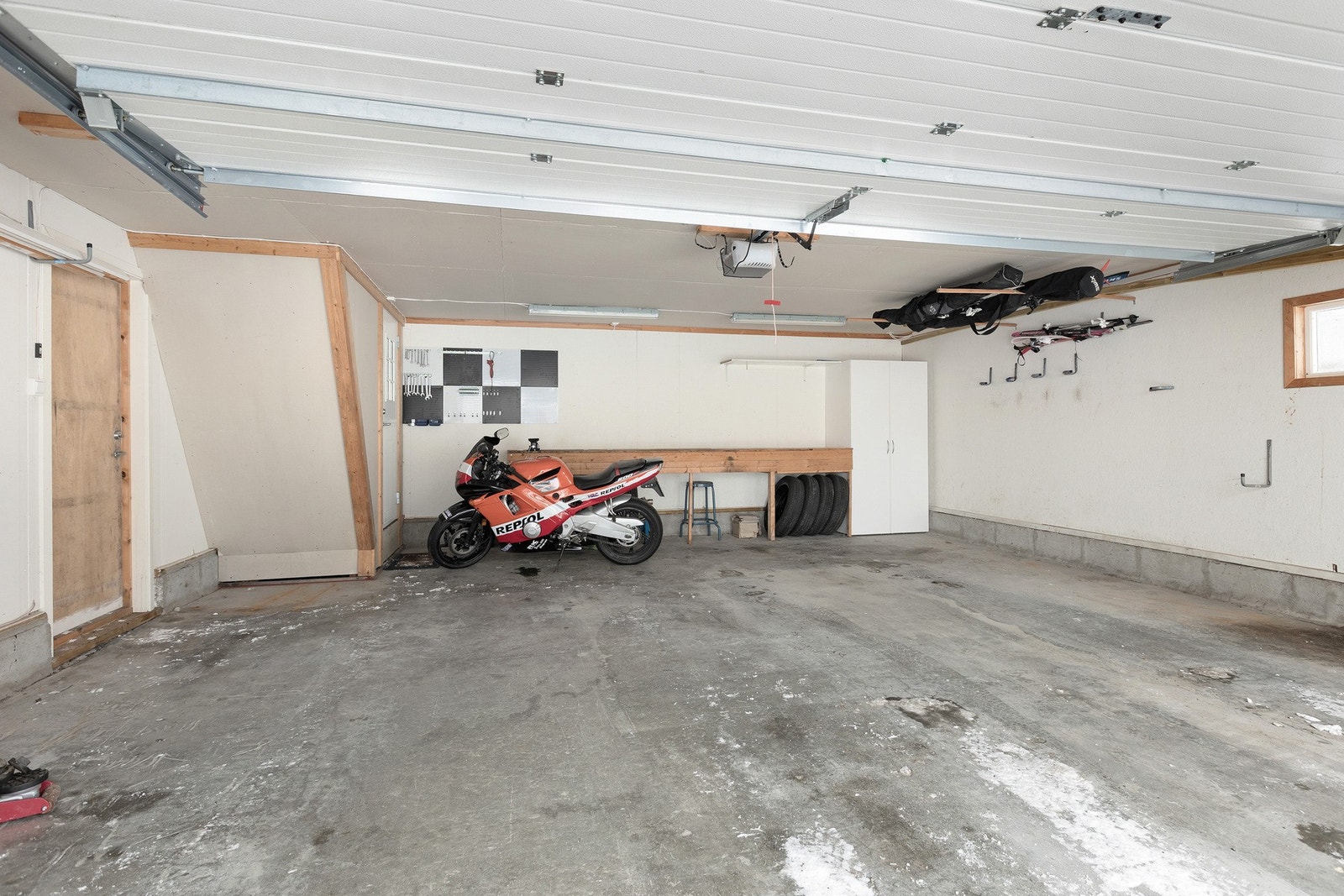 Garasjen har plass til to biler samt dør inn til trappegangen til loftet Galleribilde