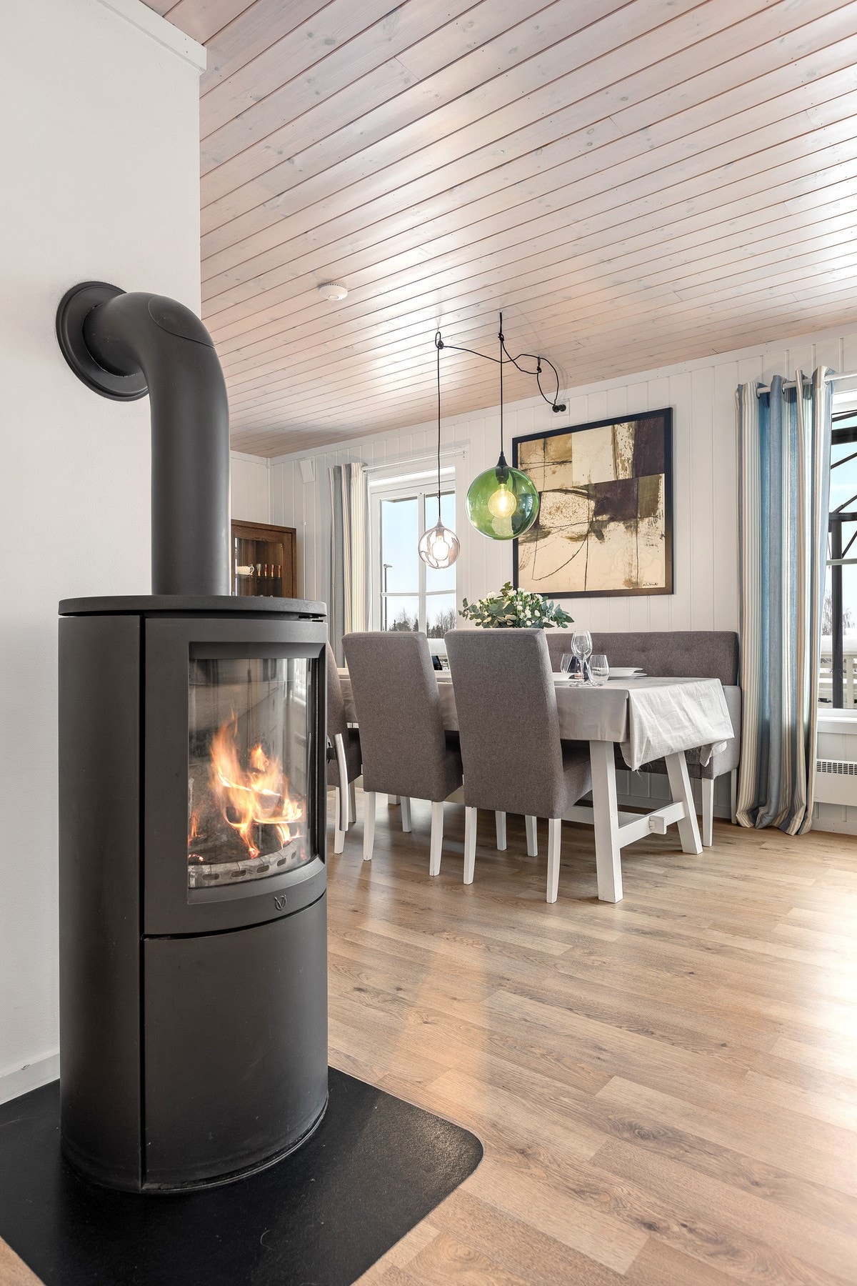 Moderne peisovn som varmer godt på kalde dager Galleribilde