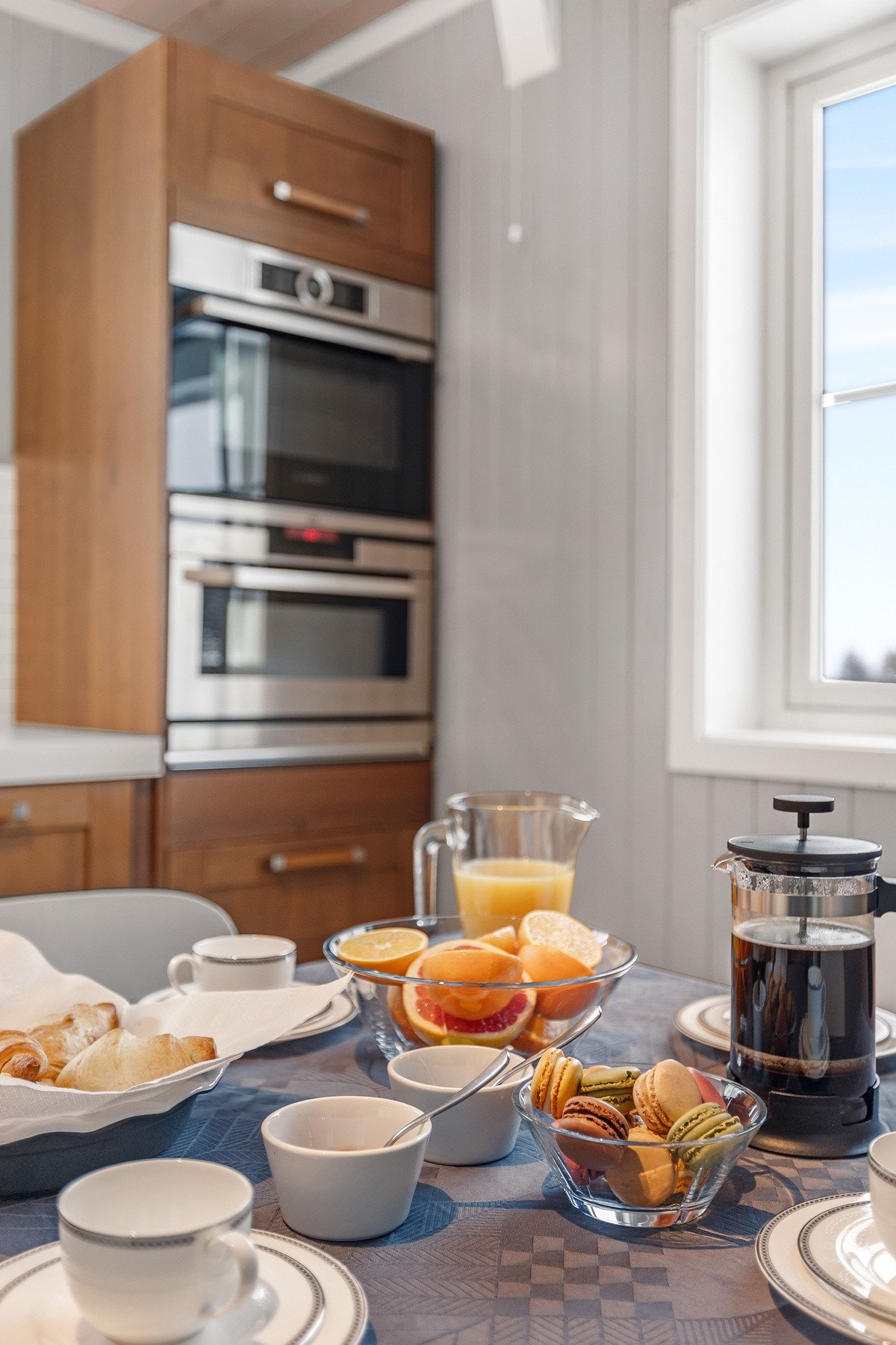 Integrert koketopp, stekeovn og mikrobølgeovn. Kjøleskap medfølger ikke. Galleribilde