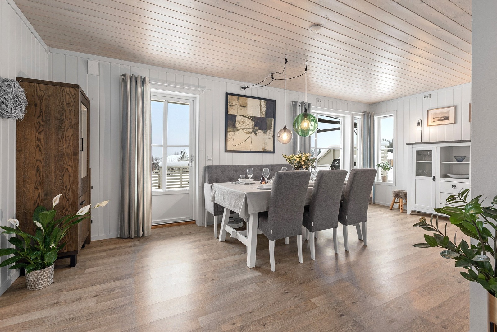 Vinduer mot vest og godt med gjennomlys her i stuen Galleribilde