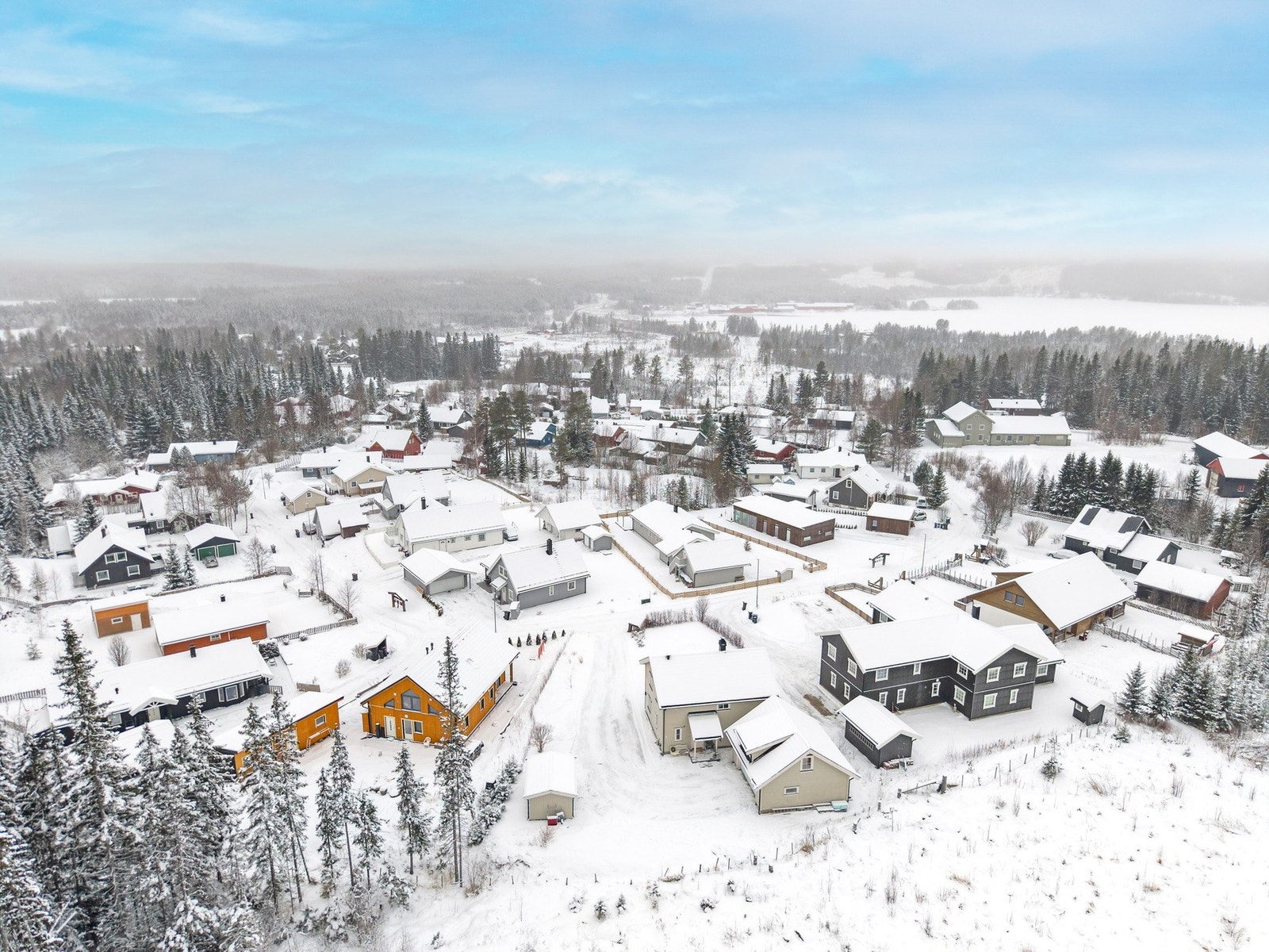 Her bor du midt i smørøyet med gangavstand til både barnehage, frisør, dagligvare og til gode bussforbindelser fra Sjusjøvegen Galleribilde