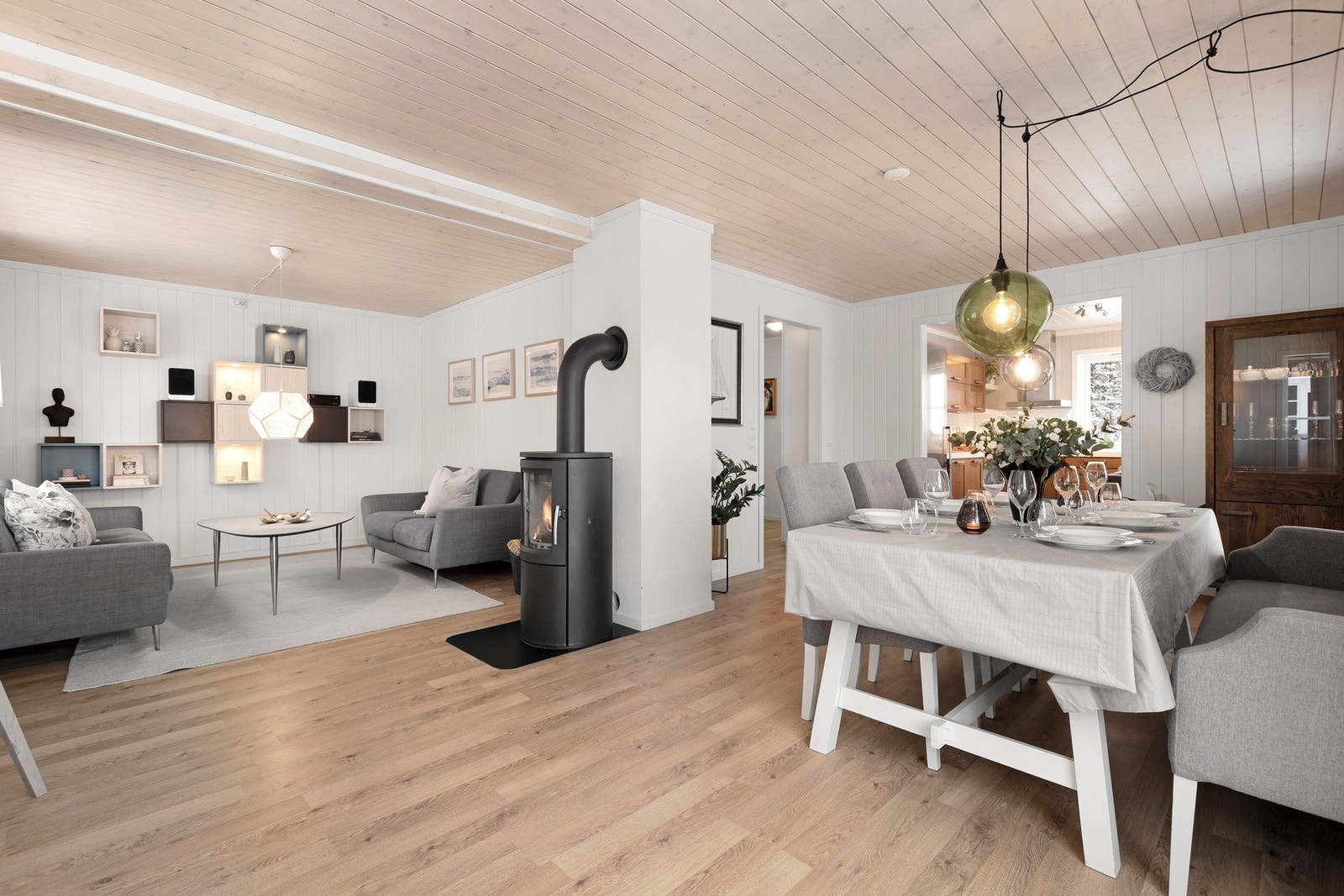 God plass til langbordet. Malte mdf-plater på vegg, behandlet himling og laminat gulv. Galleribilde