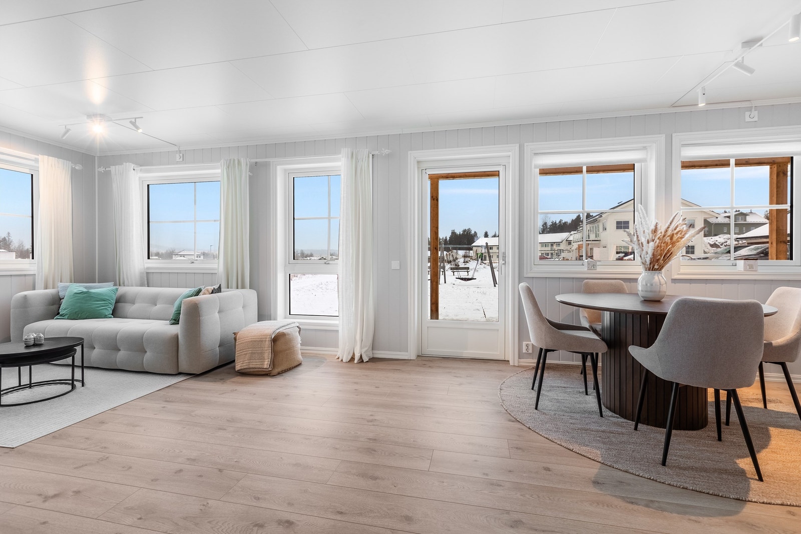 Åpen Stue/kjøkkenløsning med direkte utgang til terrasse Galleribilde