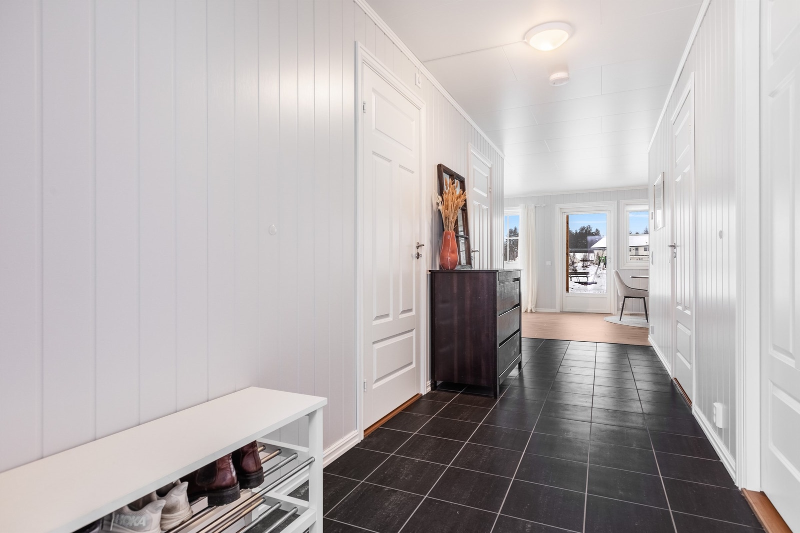 Fra entreen kommer man videre inn til åpen stue/kjøkkenløsning Galleribilde