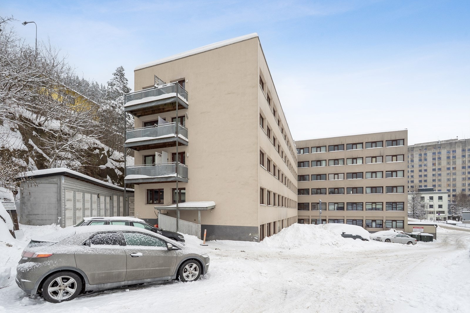 Borettslaget har 30 p-plasser - "førstemann til mølla" prinsippet Galleribilde