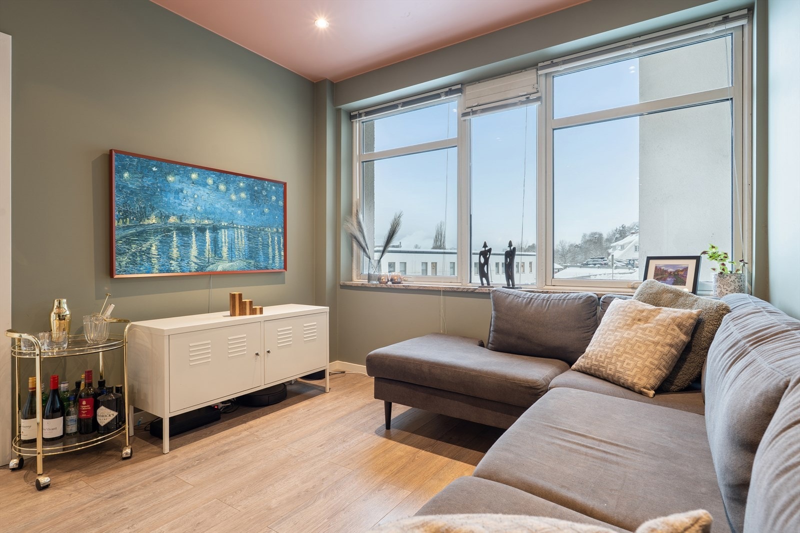 Store vindusflater som gir godt med dagslys Galleribilde