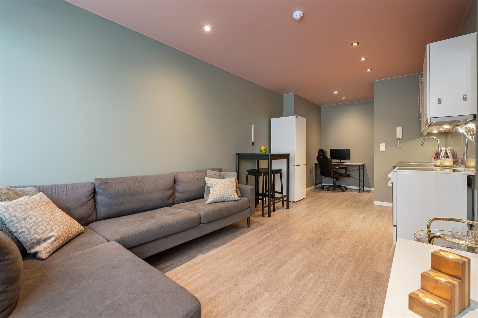 Koselig stue med plass til både sofakrok og spisebord Galleribilde