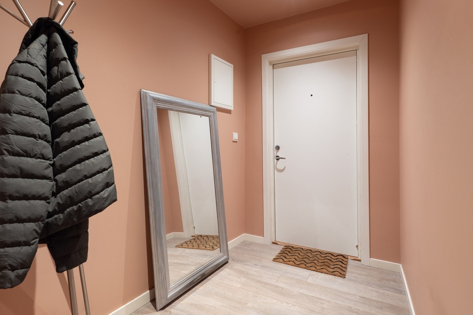 Entré/inngangsparti med pene overflater og delikate fargevalg Galleribilde