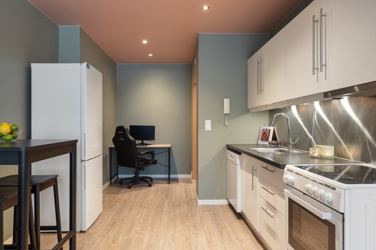 Klassisk kjøkken med hvitevarer som medfølger handelen Galleribilde