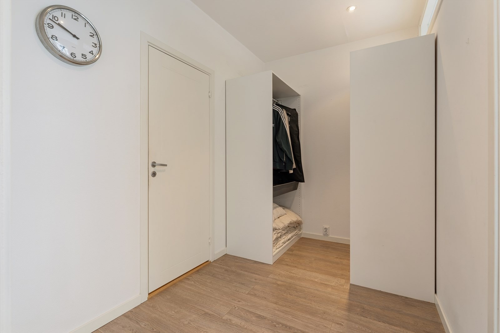 I gangen er det to garderobeskap og plass til oppbevaring Galleribilde