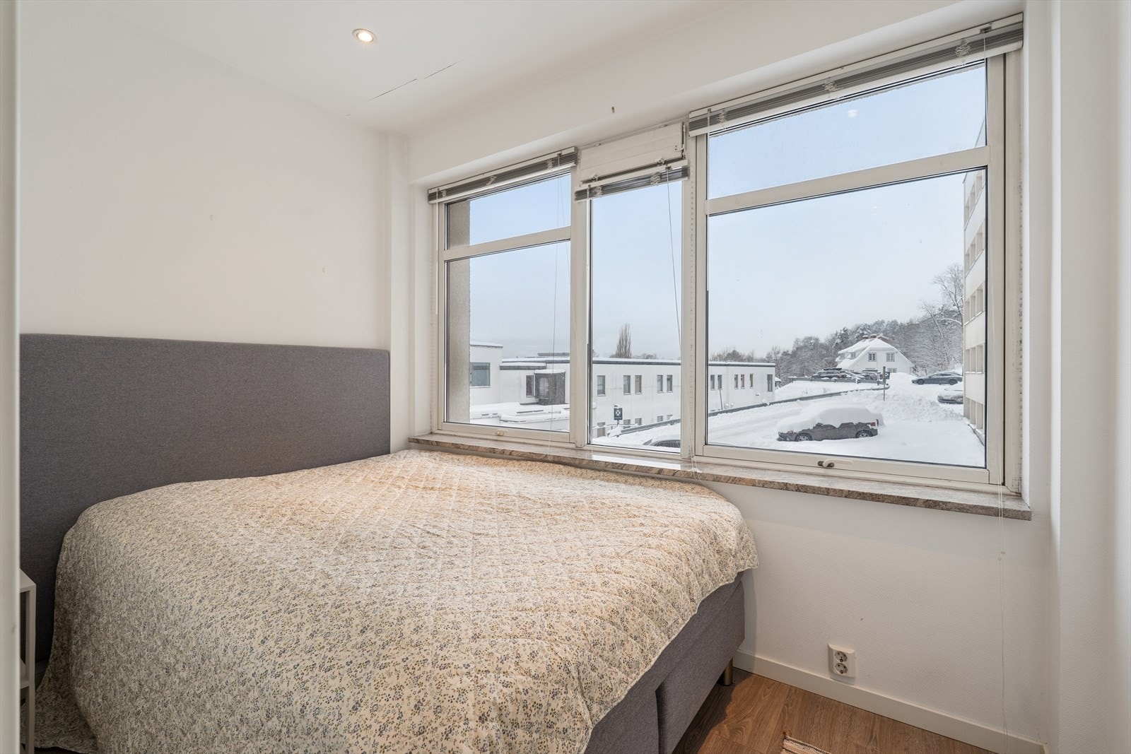 Soverom med plass til dobbeltseng Galleribilde