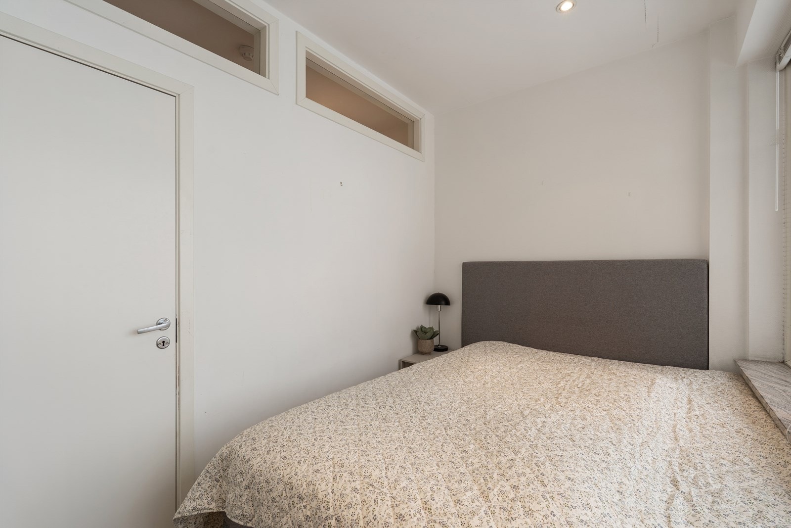 Soverommet har ekstra vinduer i vegg som gir lys inn til gangen Galleribilde