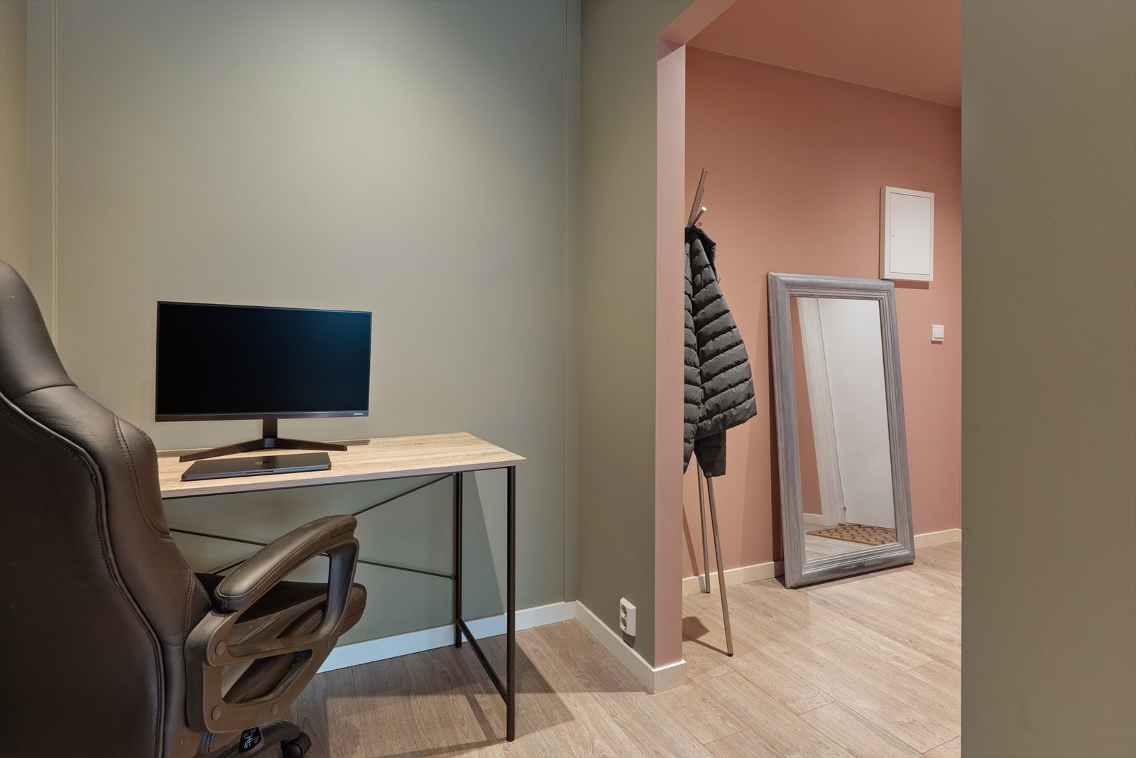 Fra entreen er det adkomst til stue/kjøkken med muligheter for kontorplass Galleribilde